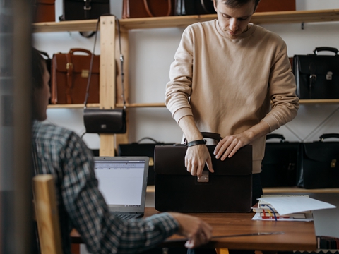 2025境外券商信息交換指南：港、新、美CRS與馬稅號策略全解析