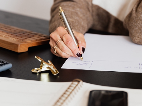 香港遷冊(cè)制度生效，外地企業(yè)可申請(qǐng)遷入香港。