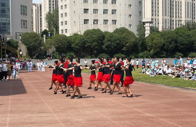 “hi”动夏日！水磨沟区举办首届趣味运动会(图4)