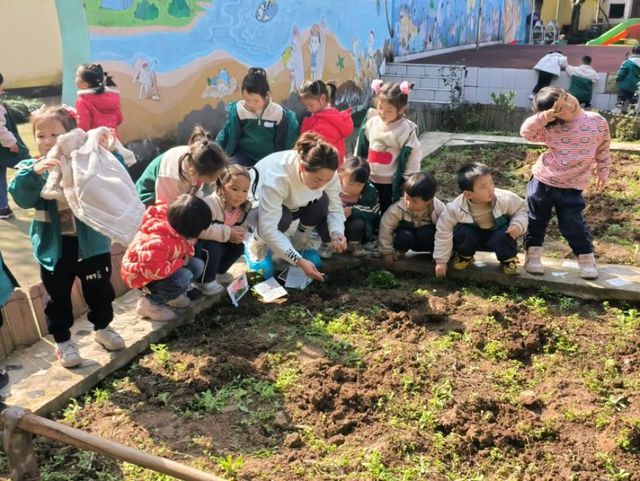 江安县怡乐镇中心幼儿园小班开展“我和小树共成长”植树节活动(图1)