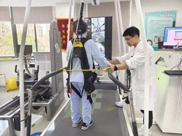 在社区医院健身是什么体验？华山专业化指导+社区医院优势“家门口”的医学健身中心来(图1)