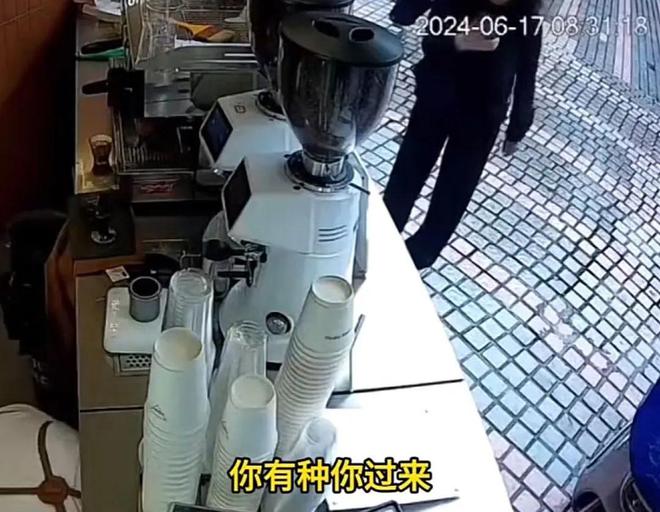 全网疯传“上海咖啡店发疯30秒”视频流出暴露年轻人的悲哀困境(图5)