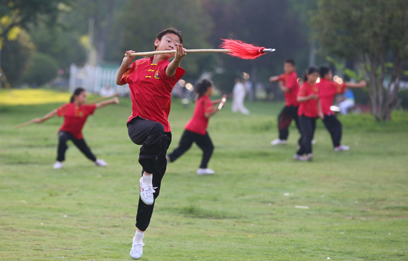 全民健身日 快乐动起来(图1)