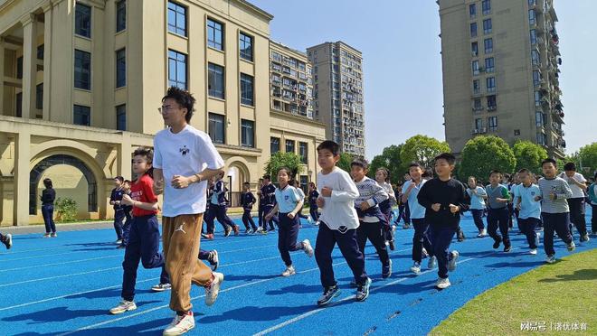 竞博JBO官网丰富多彩的体育活动让孩子们爱上阳光运动(图1)